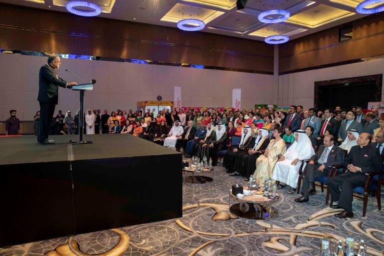 وزير التسامح الإماراتي يحضر احتفال السفارة الهندية بـ