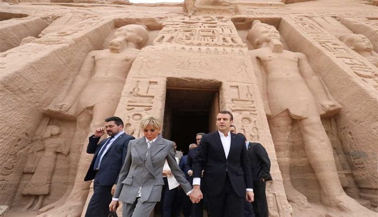 ماكرون وزوجته في معبد أبوسمبل