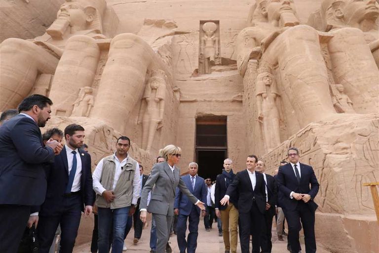 ماكرون وزوجته في معبد أبوسمبل