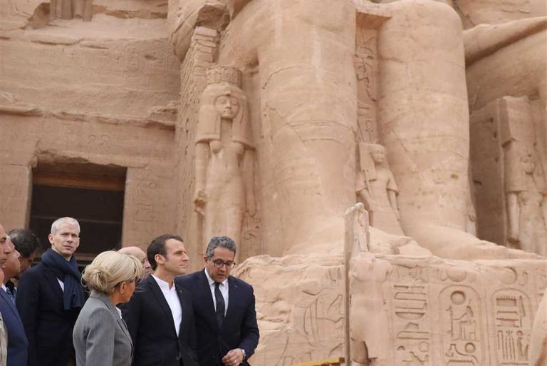 ماكرون وزوجته في معبد أبوسمبل