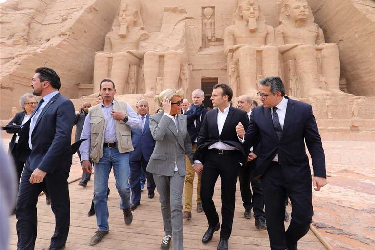 ماكرون وزوجته في معبد أبوسمبل