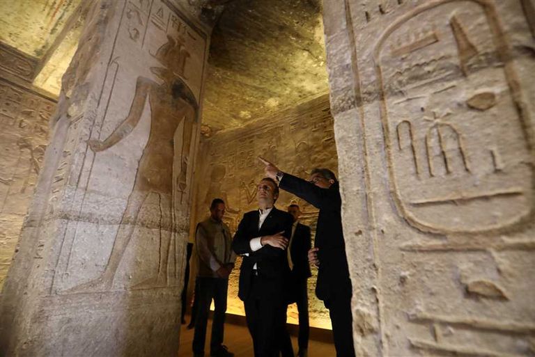 ماكرون وزوجته في معبد أبوسمبل