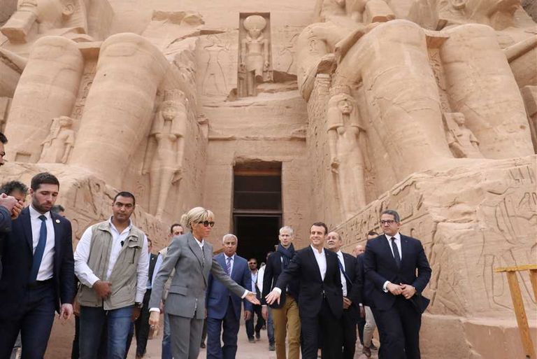 ماكرون وزوجته في معبد أبوسمبل