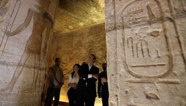 الرئيس الفرنسي في معبد أبوسمبل بمصر
