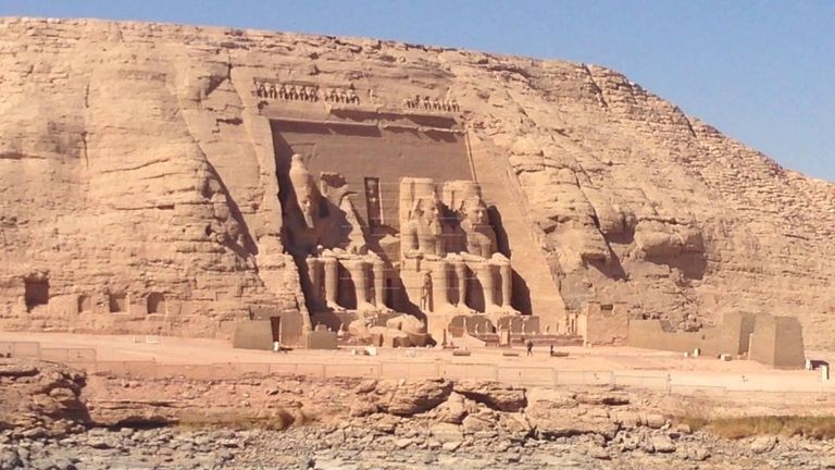 الرئيس الفرنسي في معبد أبوسمبل بمصر