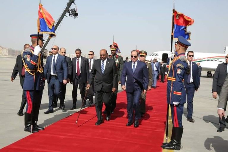 الرئيس المصري خلال استقباله نظيره السوداني بمطار القاهرة  الرئيسان المصري والسوداني خلال لقاء اليوم بالقاهرة