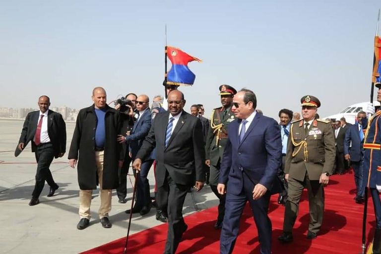 الرئيس المصري خلال استقباله نظيره السوداني بمطار القاهرة  الرئيسان المصري والسوداني خلال لقاء اليوم بالقاهرة