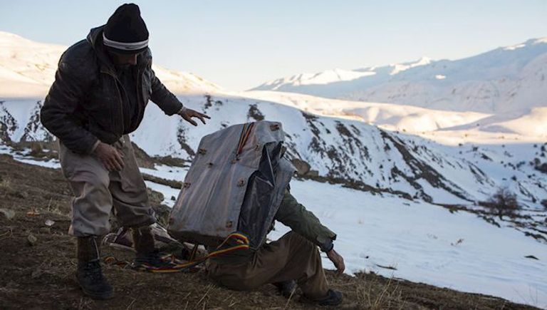 عتالون أكراد على الحدود الإيرانية - أرشيفية