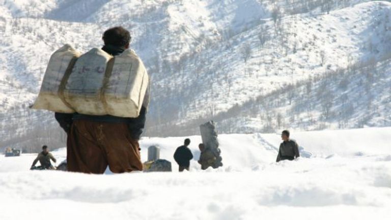 عتالون أكراد على الحدود الإيرانية - أرشيفية