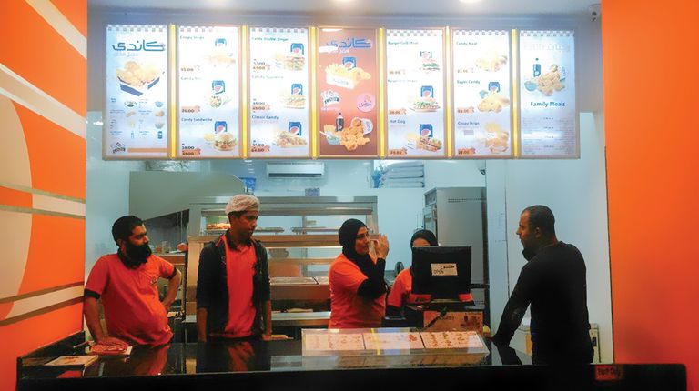 مصري ينشئ مطعما للصم والبكم