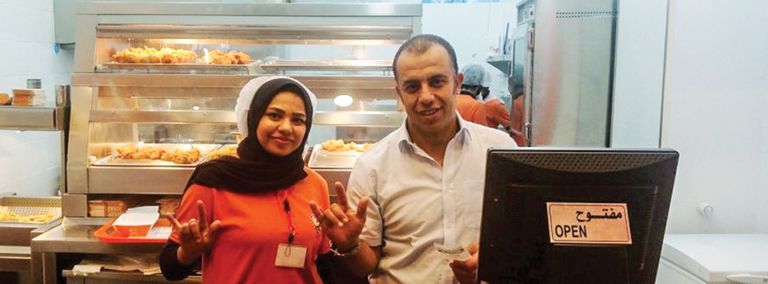 مصري ينشئ مطعما للصم والبكم