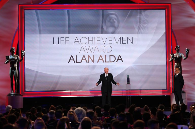 الممثل الأمريكي المخضرم آلان ألدا أثناء تكريمه