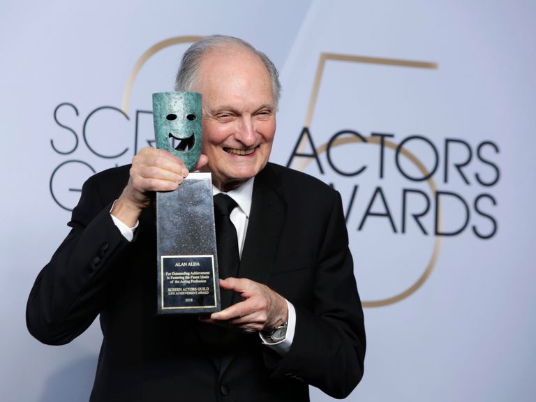 الممثل الأمريكي المخضرم آلان ألدا أثناء تكريمه