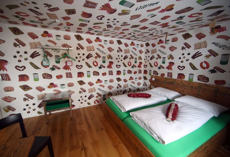 محتويات غرف الفندق على هيئة نقانق