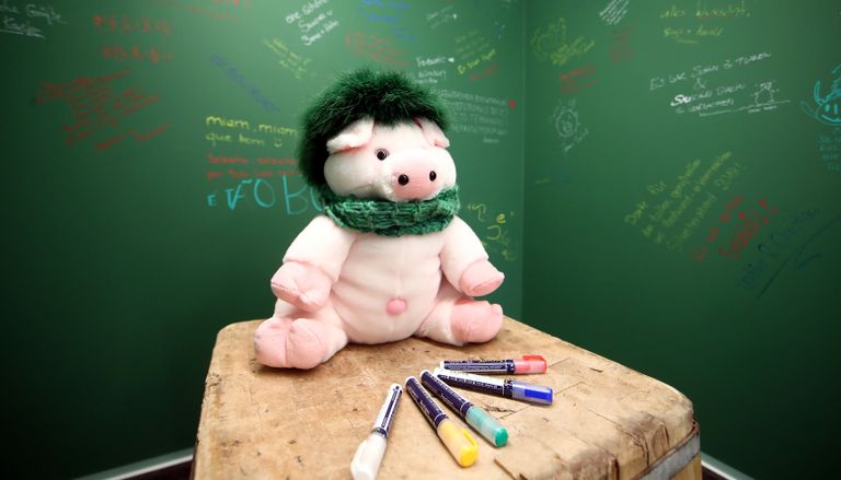 محتويات غرف الفندق على هيئة نقانق