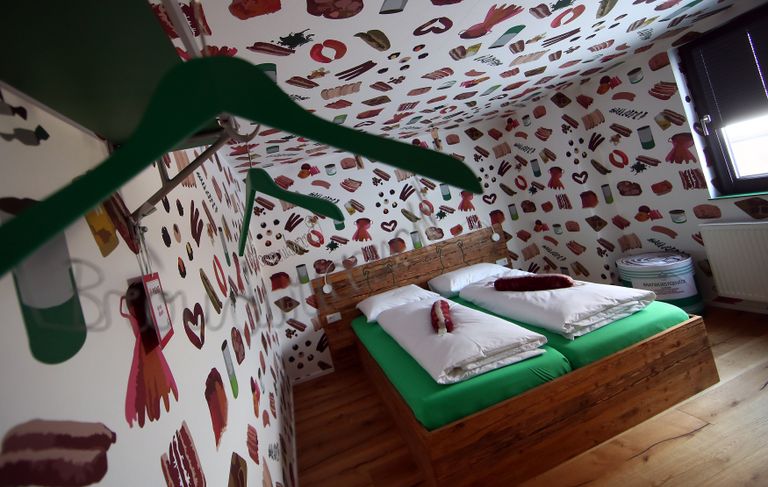 محتويات غرف الفندق على هيئة نقانق