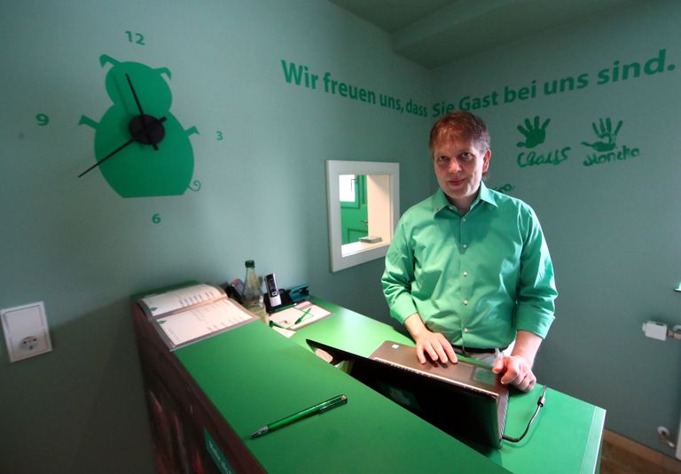 محتويات غرف الفندق على هيئة نقانق