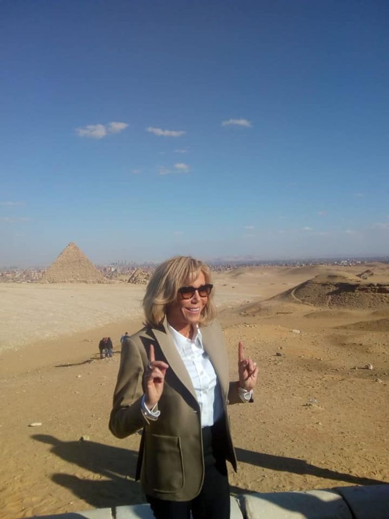بريجيت ماكرون في منطقة الأهرامات بمصر