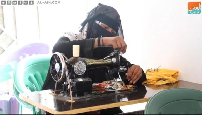 نازحات الحديدة.. مهنة الخياطة لمواجهة محنة الانقلاب الحوثي