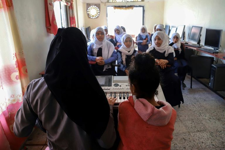 تلاميذ يمنيون يلجأون للموسيقى للتغلّب على يوميات الحرب