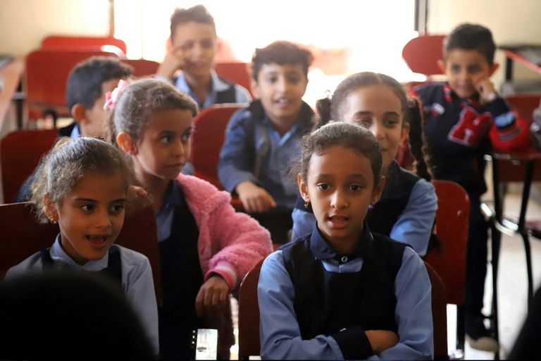 تلاميذ يمنيون يلجأون للموسيقى للتغلّب على يوميات الحرب