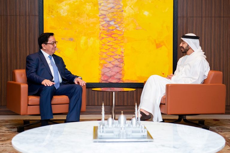 الشيخ عبدالله بن زايد وسفير كازاخستان خلال استقباله اليوم الشيخ عبدالله بن زايد آل نهيان يسلم سفير كازاخستان الوسام