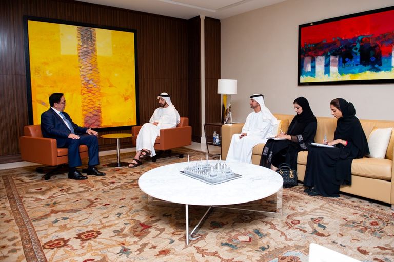 الشيخ عبدالله بن زايد وسفير كازاخستان خلال استقباله اليوم الشيخ عبدالله بن زايد آل نهيان يسلم سفير كازاخستان الوسام