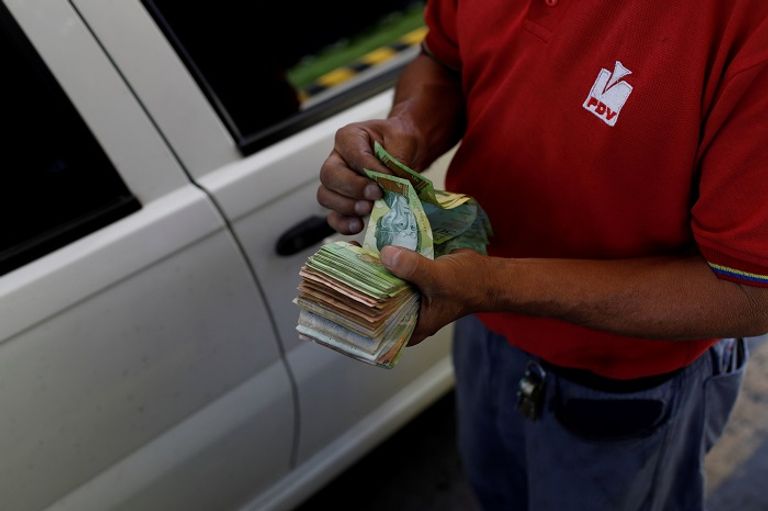 الدولار بـ3200 بوليفار فنزويلي