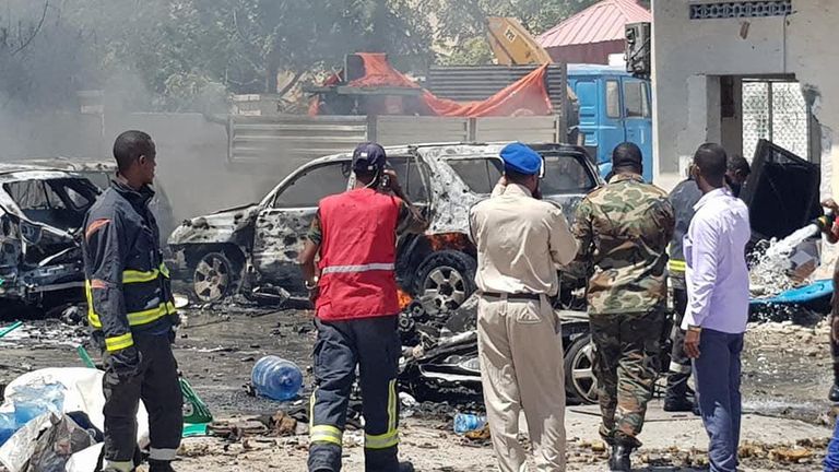 آثار دمار في موقع التفجير الإرهابي في مقديشو