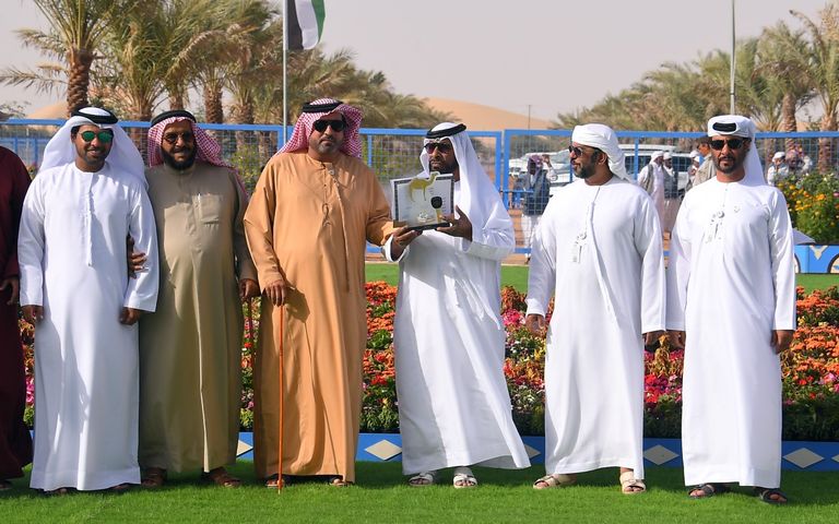 الشيخ الدكتور سعيد بن طحنون آل نهيان يتجول بالمهرجان