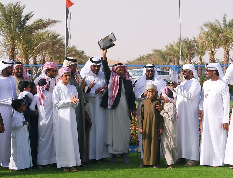 الشيخ الدكتور سعيد بن طحنون آل نهيان يتجول بالمهرجان