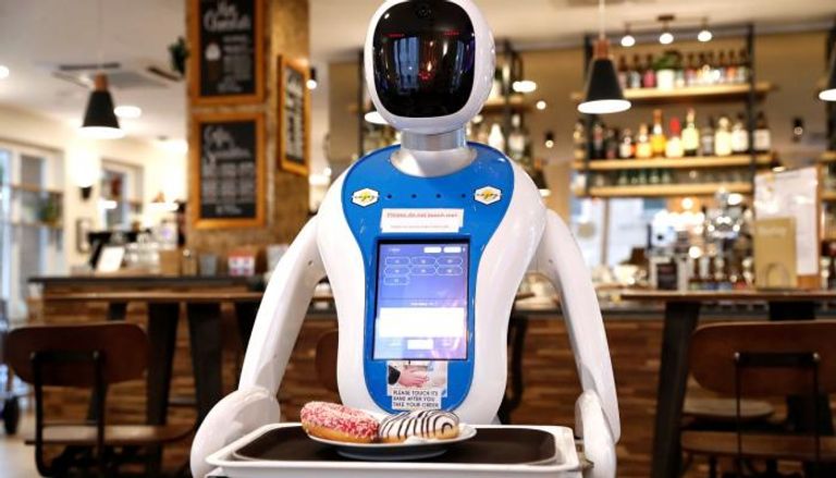 روبوت يقدم الطعام لزبائن مقهى في بودابست