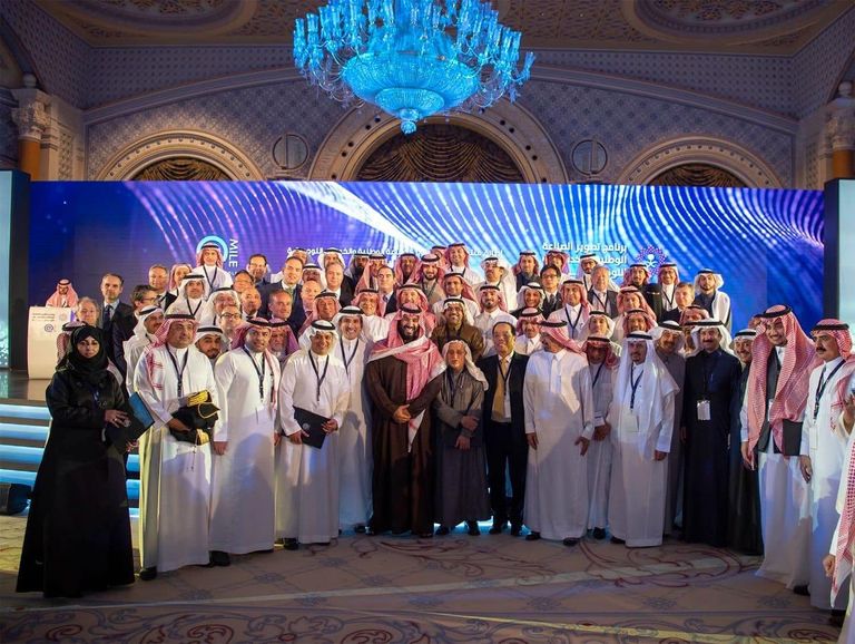 صورة تذكارية للأمير محمد بن سلمان مع مسئولي برنامج "تطوير الصناعة الوطنية والخدمات اللوجستية" والشركاء فيه الأمير محمد بن سلمان يدشن برنامج "تطوير الصناعة الوطنية"