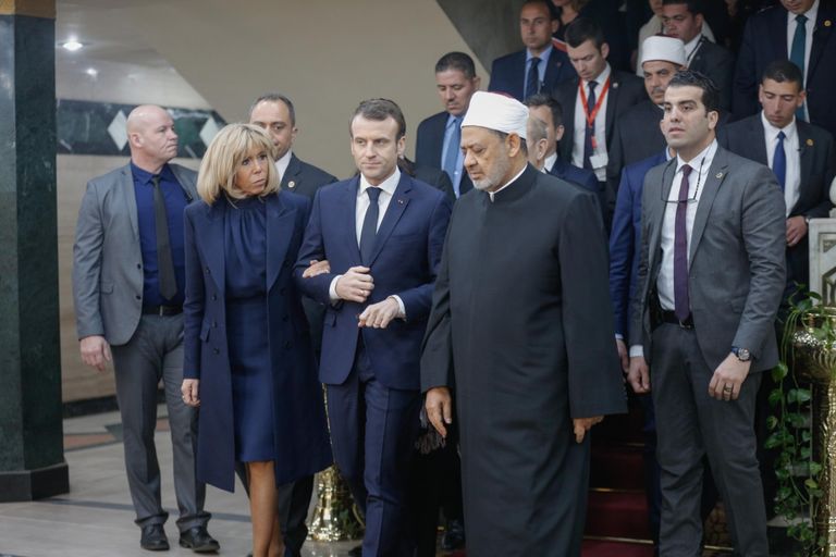 شيخ الأزهر يقدم هدية تذكارية للرئيس الفرنسي