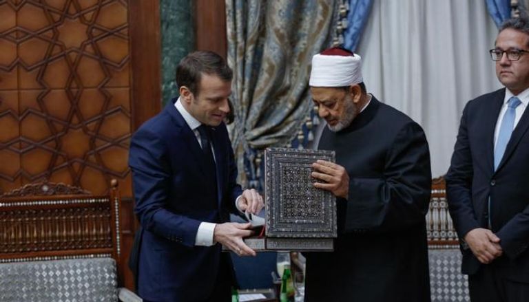 شيخ الأزهر يقدم هدية تذكارية للرئيس الفرنسي 