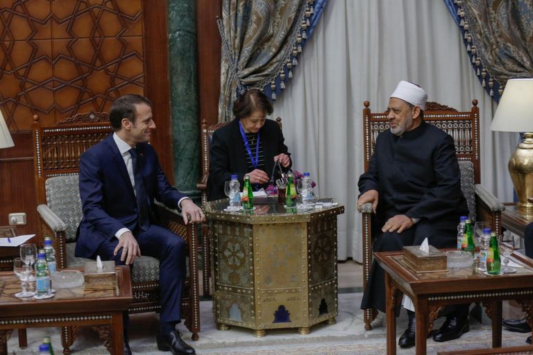 شيخ الأزهر يقدم هدية تذكارية للرئيس الفرنسي