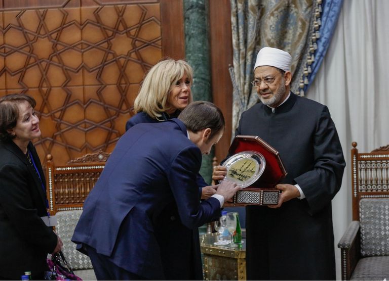 شيخ الأزهر يقدم هدية تذكارية للرئيس الفرنسي