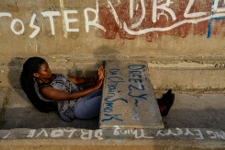 مراهقون يؤدون تمرينات رياضية 