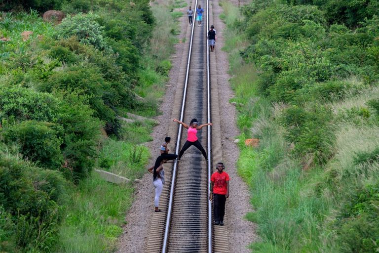 مراهقون يؤدون تمرينات رياضية 