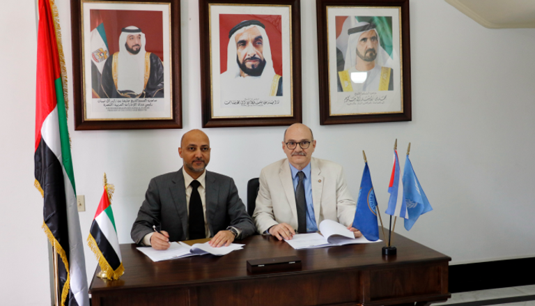 سفير الإمارات وممثل منظمة الصحة العالمية خلال توقيع الاتفاقية