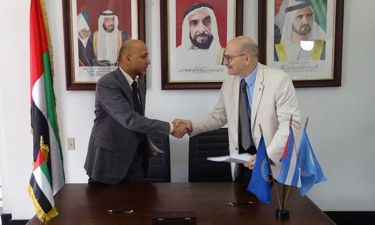 سفير الإمارات وممثل منظمة الصحة العالمية خلال توقيع الاتفاقية