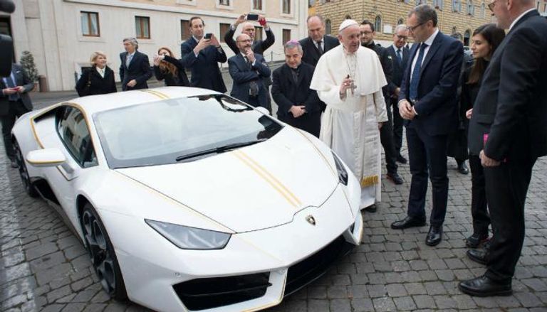 قداسة البابا فرنسيس خلال تسلمه السيارة عام 2017