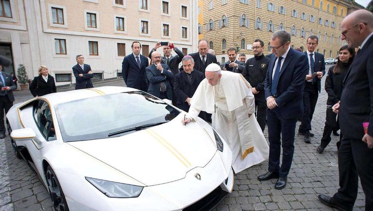 قداسة البابا فرنسيس خلال تسلمه السيارة عام 2017