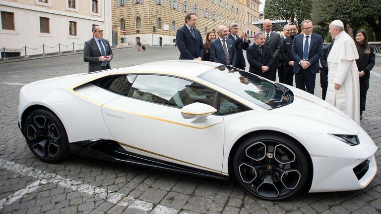 قداسة البابا فرنسيس خلال تسلمه السيارة عام 2017