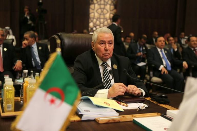 عبد القادر بن صالح رئيس مجلس الأمة الجزائري معاذ بوشارب منسق هيئة تسيير حزب جبهة التحرير الوطني الحاكم في الجزائر