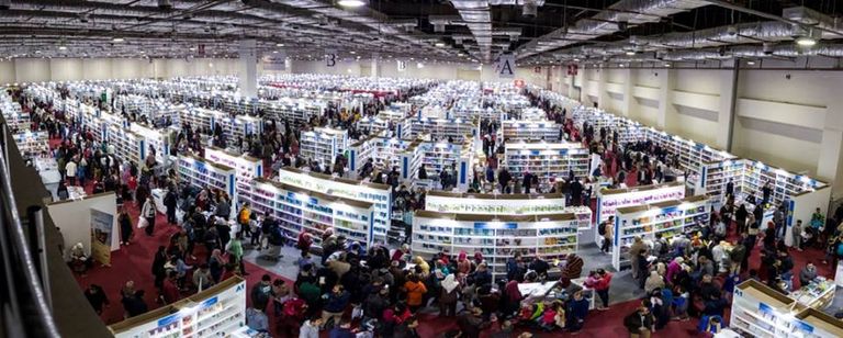 إقبال جماهيري متزايد على معرض القاهرة الدولي للكتاب