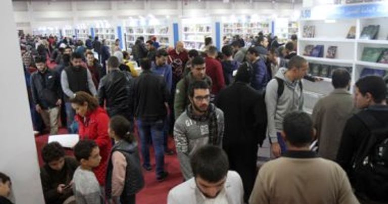 إقبال جماهيري متزايد على معرض القاهرة الدولي للكتاب