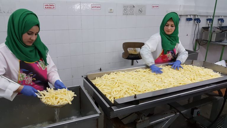 جامعيات في غزة يكافحن البطالة بالبطاطس