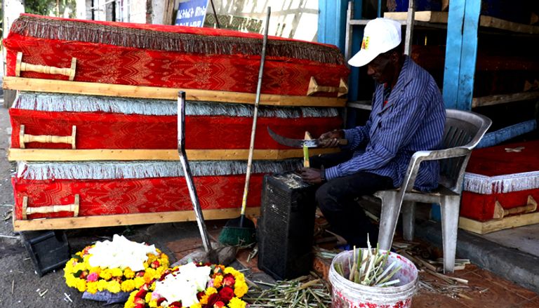 مهنة الحانوتي في إثيوبيا.. توابيت ملونة وورود لجذب الزبون