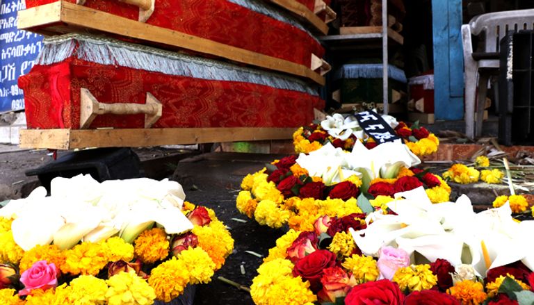 مهنة الحانوتي في إثيوبيا.. توابيت ملونة وورود لجذب الزبون